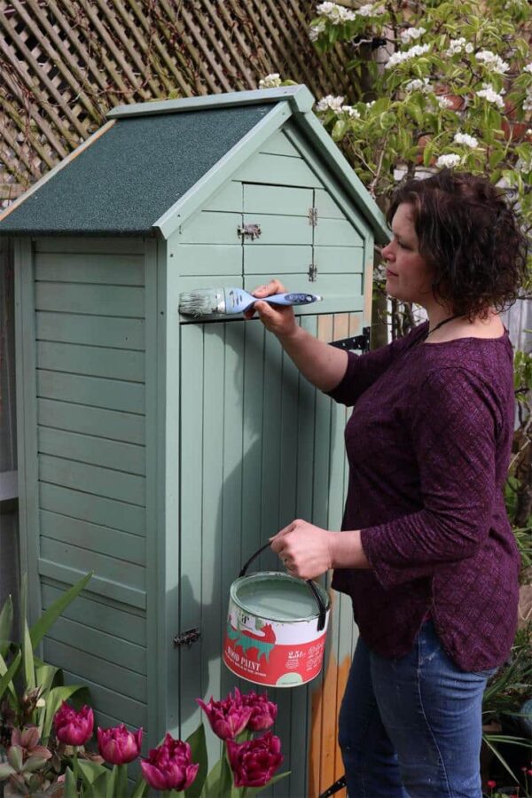 Naomi-Slade-paints-garden-shed,-credit,-(c)-Holly-Wlaznik-IMG_9004