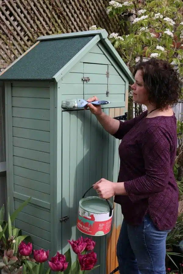 Naomi-Slade-paints-garden-shed,-credit,-(c)-Holly-Wlaznik-IMG_9004