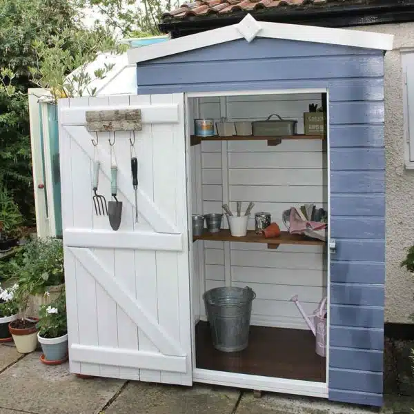 Thorndown-Whey-White-Wood-Paint-interior-with-Hartlake-Blue-exterior
