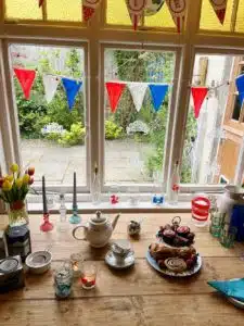Thorndown-Peelable-Glass-Paint-Platinum-Jubilee-painted-decorations-and-window_2