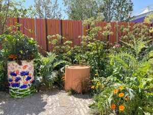 Thorndown-Wood-Paint-on-fence-boundary-Manoj-Malde-RHS-Eastern-Eye-Chelsea-garden