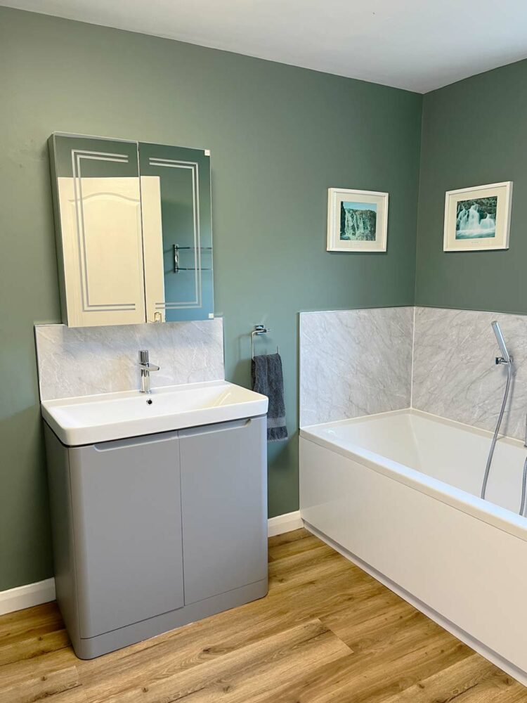 Thorndown-Bullrush-Green-and-Swan-White-Wall-Paint-in-bathroom_4