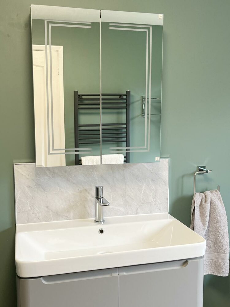 Thorndown-Bullrush-Green-and-Swan-White-Wall-Paint-in-bathroom_5