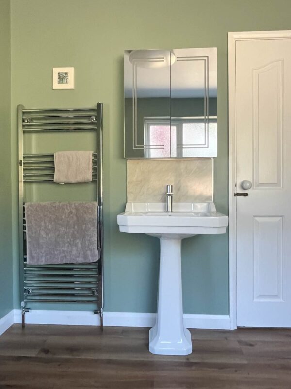 Thorndown-Goddess-Green-Wall-Paint-with-Swan-White-Wood-Paint_En-suite_2