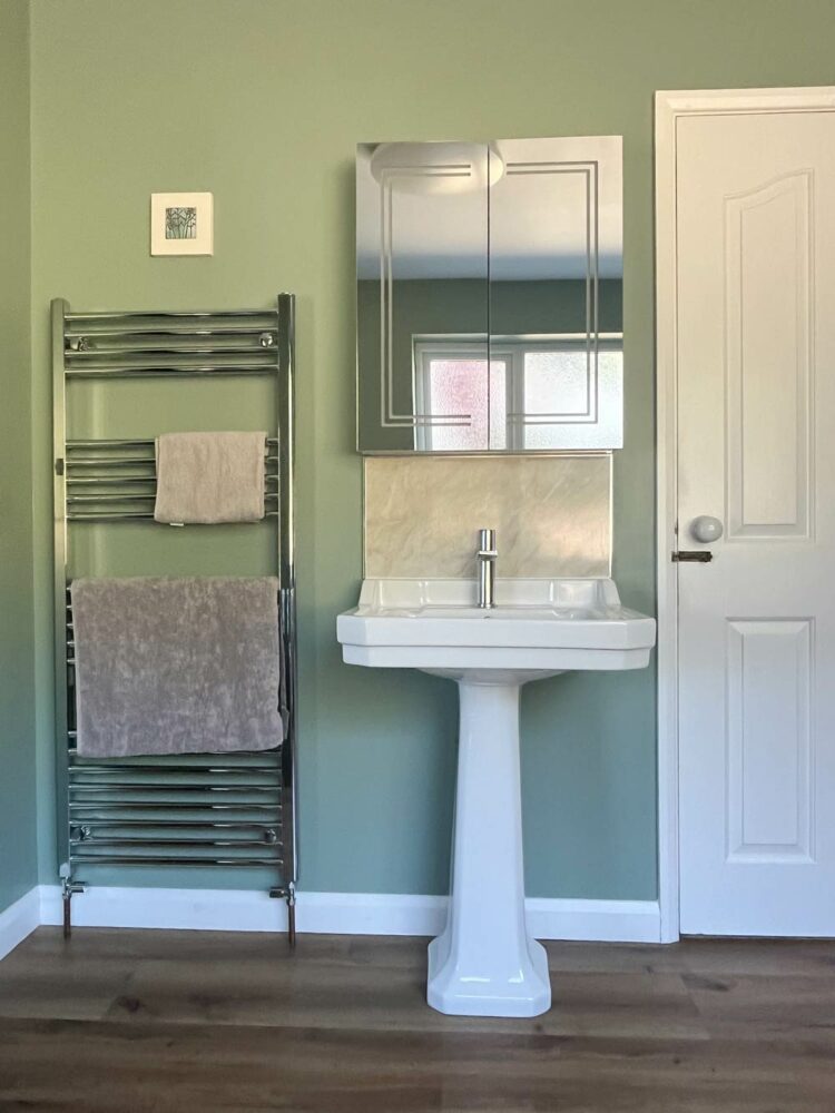 Thorndown-Goddess-Green-Wall-Paint-with-Swan-White-Wood-Paint_En-suite_2