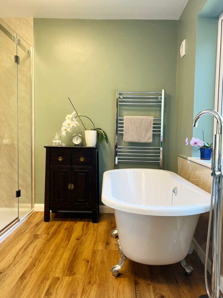 Thorndown-Goddess-Green-with-Swan-White-Wall-Paint_En-Suite