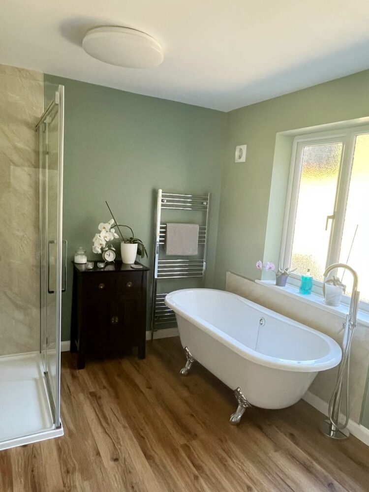 Thorndown-Goddess-Green-with-Swan-White-Wall-Paint_En-suite_2